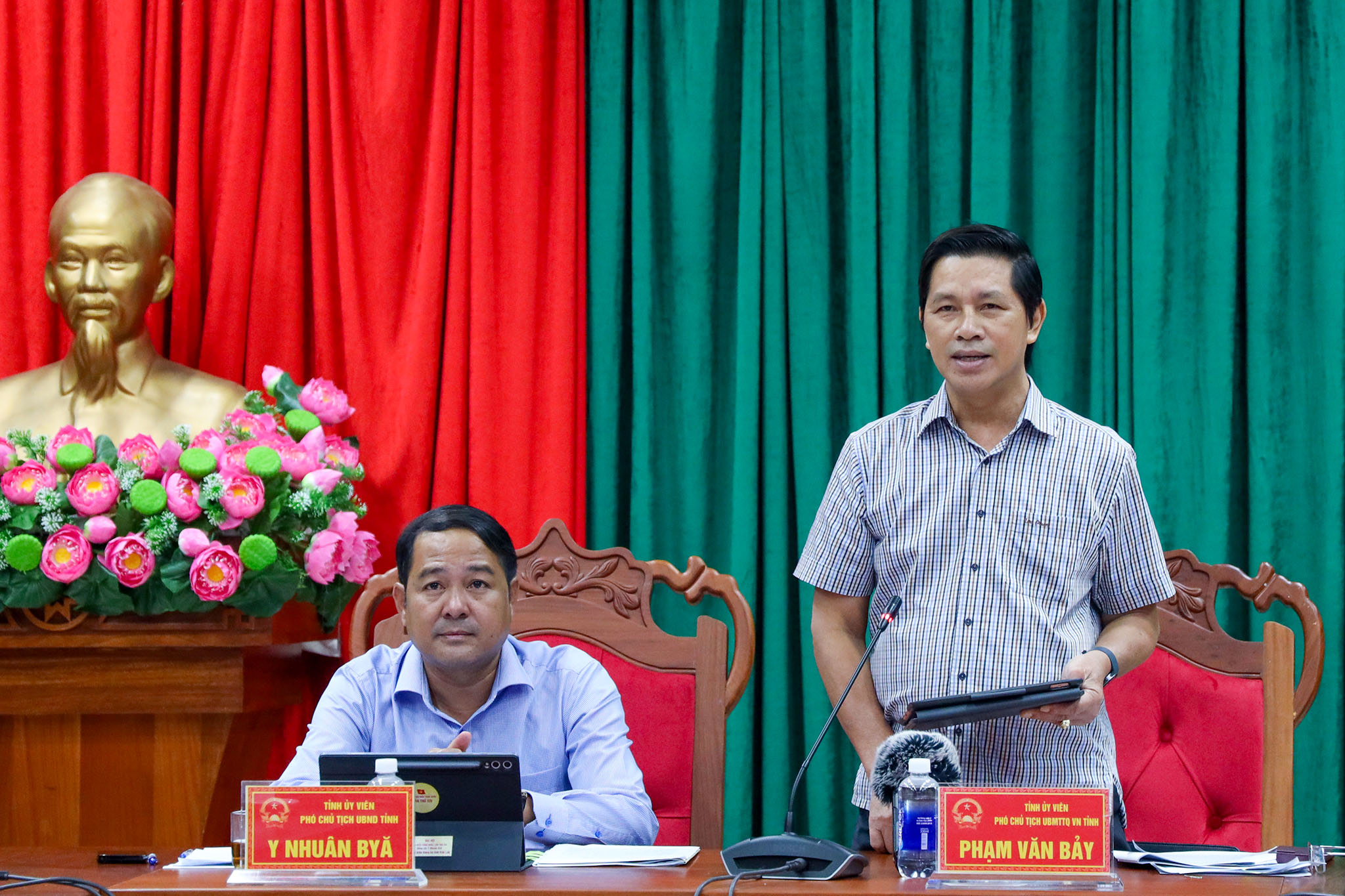 Đồng chí Phạm Văn Bảy – Phó Chủ tịch Ủy ban MTTQ Việt Nam tỉnh phát biểu tại cuộc họp